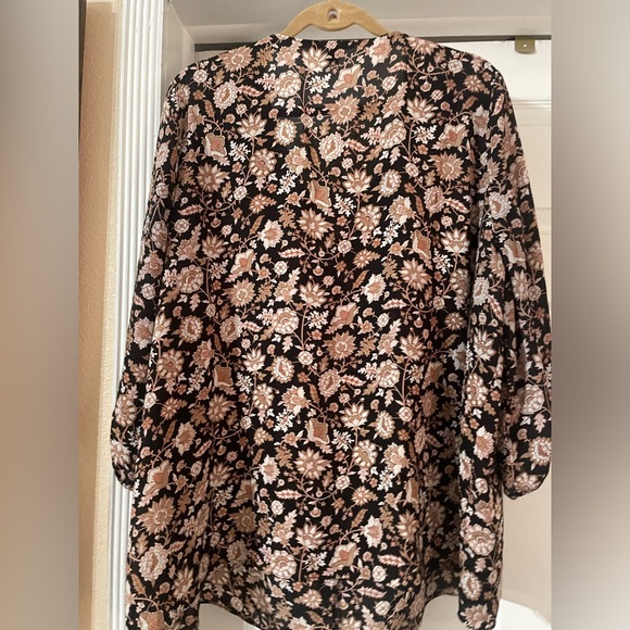 NWOT ROZ & ALI Black and Beige  Floral Top ruffles front 2X 🍁🍃🌻🍂BC BAG 03 - Picture 3 of 4